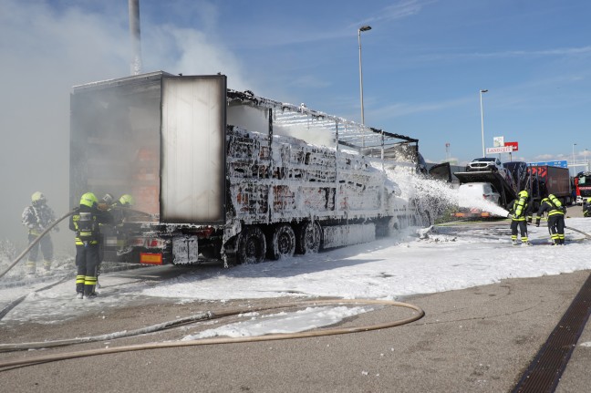 	Fünf Feuerwehren bei LKW-Brand auf Raststation der Westautobahn in Ansfelden im Großeinsatz