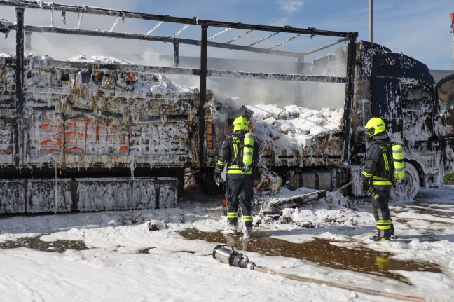 	Fünf Feuerwehren bei LKW-Brand auf Raststation der Westautobahn in Ansfelden im Großeinsatz
