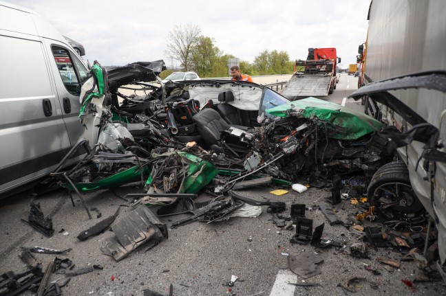 	Auto regelrecht zerfetzt: Lenker übersteht Horrorcrash auf Welser Autobahn bei Wels leicht verletzt