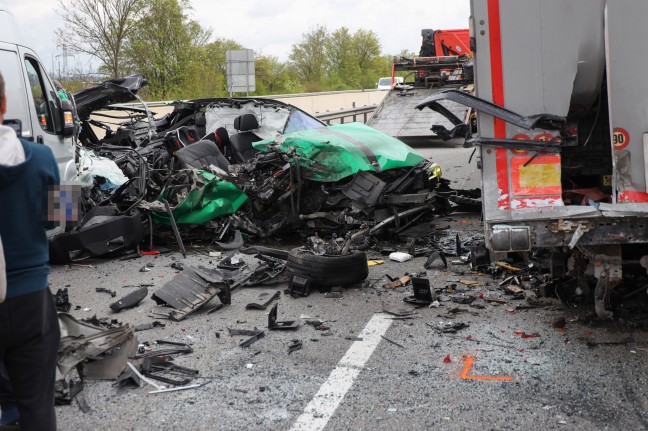 	Auto regelrecht zerfetzt: Lenker übersteht Horrorcrash auf Welser Autobahn bei Wels leicht verletzt