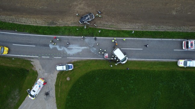 	Drei teils Schwerverletzte bei schwerem Crash auf Eferdinger Straße in Prambachkirchen
