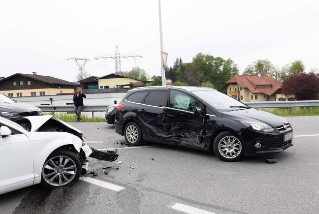 	Kreuzungsunfall auf Lamprechtshausener Straße bei Braunau am Inn fordert eine verletzte Person