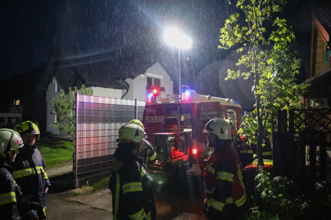 	Drei Feuerwehren bei Glimmbrand im Dachboden eines Wohnhauses in Pinsdorf im Einsatz