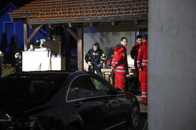 	Drei Feuerwehren bei Glimmbrand im Dachboden eines Wohnhauses in Pinsdorf im Einsatz