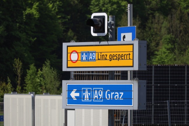 	LKW-Crash im Speringtunnel auf der Pyhrnautobahn bei Molln sorgt für stundenlange Sperre