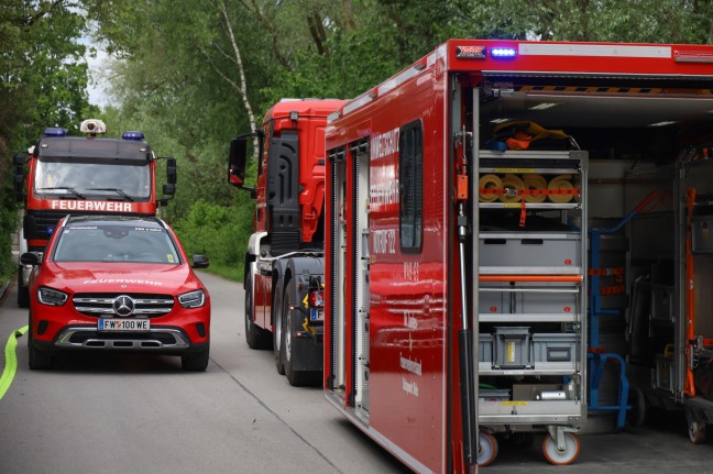 	Chlorgasaustritt: Feuerwehren bei Gefahrstoffeinsatz im Freibad in Wels-Lichtenegg im Einsatz