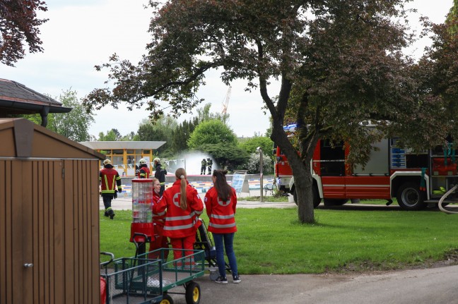 	Chlorgasaustritt: Feuerwehren bei Gefahrstoffeinsatz im Freibad in Wels-Lichtenegg im Einsatz