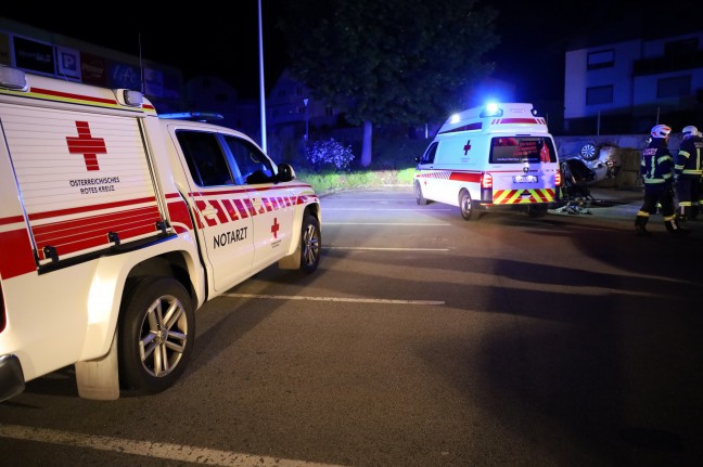 	Schwerverletzte Person bei nächtlichem Verkehrsunfall mit Überschlag in Peuerbach