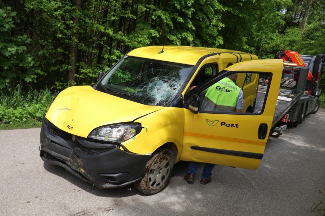 	Lenker in einer Kurve bei Eberstalzell mit Post-Zustellfahrzeug verunfallt