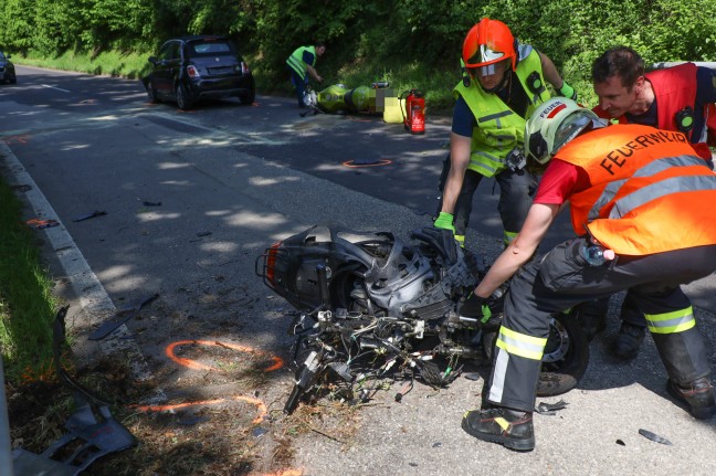 	Motorradlenker (21) tödlich verletzt: Crash zwischen zwei Motorrädern und einem PKW in Thalheim bei Wels