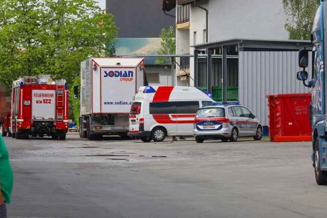 	Einsatzkräfte zu Personenrettung nach Arbeitsunfall bei Unternehmen in Wels-Schafwiesen alarmiert