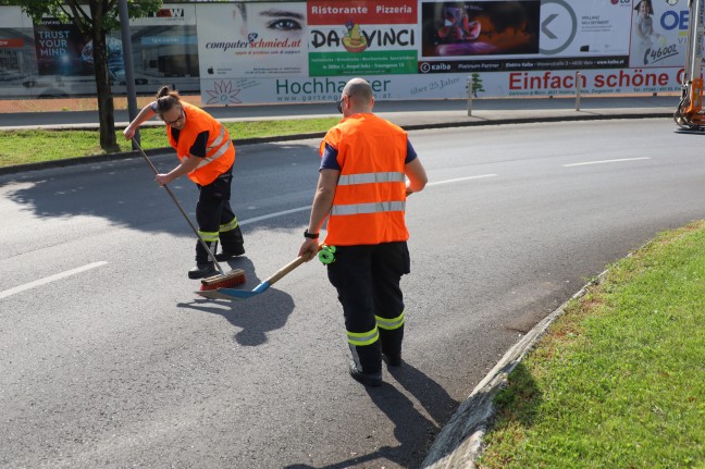 	Glassplitter nach Verkehrsunfall in Wels-Innenstadt durch Feuerwehr entfernt