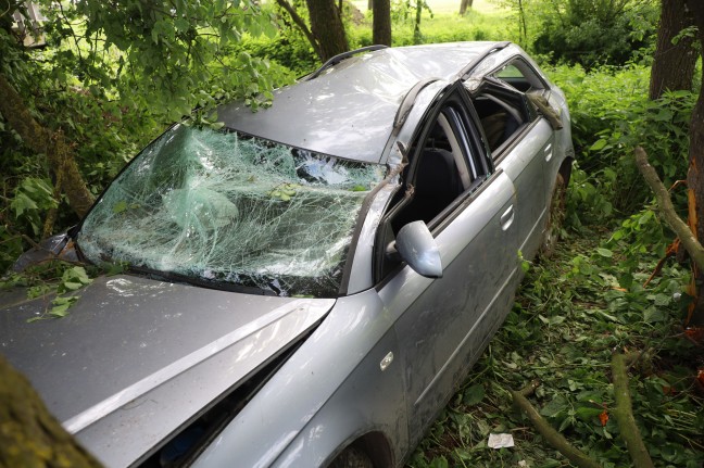 	Auto auf Innviertler Straße bei Grieskirchen frontal gegen mehrere Bäume gekracht