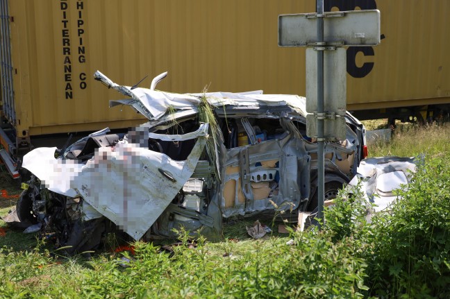 	Tödlicher Verkehrsunfall: Paketzusteller starb bei schwerem Crash mit LKW in Niederneukirchen