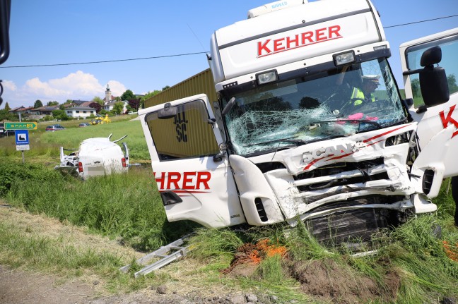 	Tödlicher Verkehrsunfall: Paketzusteller starb bei schwerem Crash mit LKW in Niederneukirchen