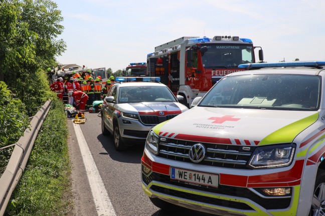 	Lenker schwer eingeklemmt: Kehrmaschine auf Welser Autobahn in Pucking gegen Lärmschutzwand gekracht