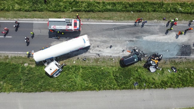 	Tödlicher Crash mit zwei PKW und Gefahrstoff-LKW auf Innviertler Straße bei Kallham
