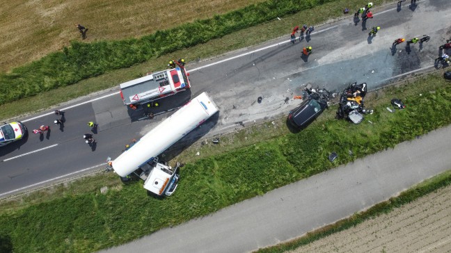 	Tödlicher Crash mit zwei PKW und Gefahrstoff-LKW auf Innviertler Straße bei Kallham