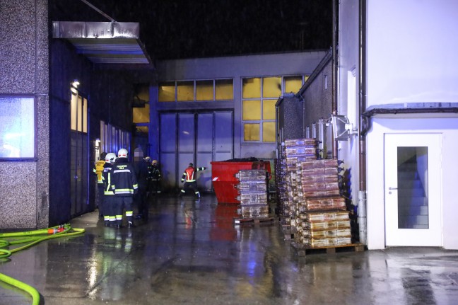 	Metallbrand sorgte für längeren Löscheinsatz der Feuerwehr in Wels-Pernau