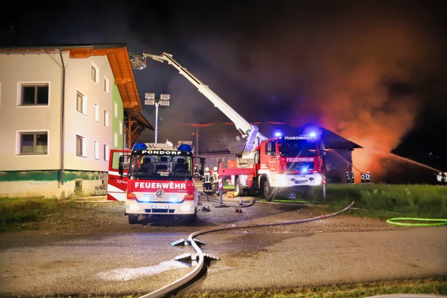 	Großbrand: Wirtschaftstrakt eines Bauernhofes in Pöndorf stand in Vollbrand