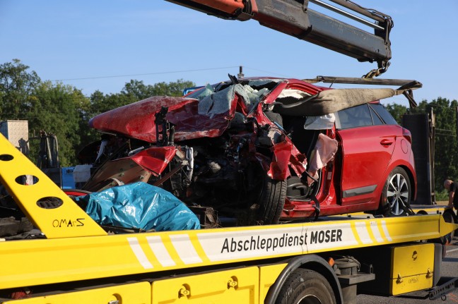 	Tödlicher Frontalcrash zwischen PKW und LKW in Niederneukirchen