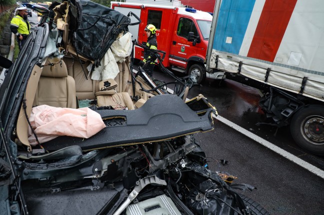 	Autolenker bei Kollision mit LKW auf Innkreisautobahn in Kematen am Innbach tödlich verletzt