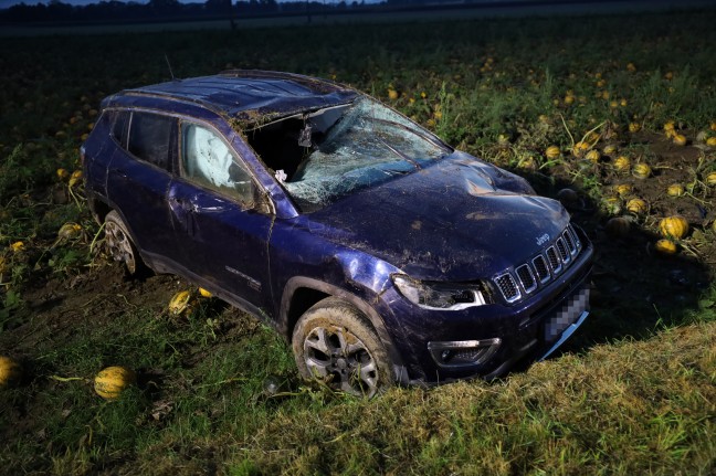 	Auto bei Verkehrsunfall in Buchkirchen in Kürbisfeld überschlagen