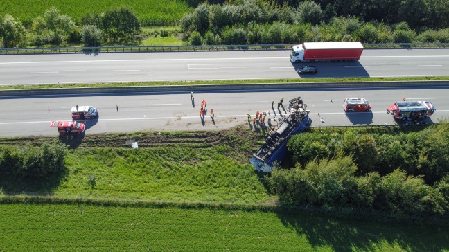 	LKW-Sattelzug auf Innkreisautobahn bei Andrichsfurt umgestürzt