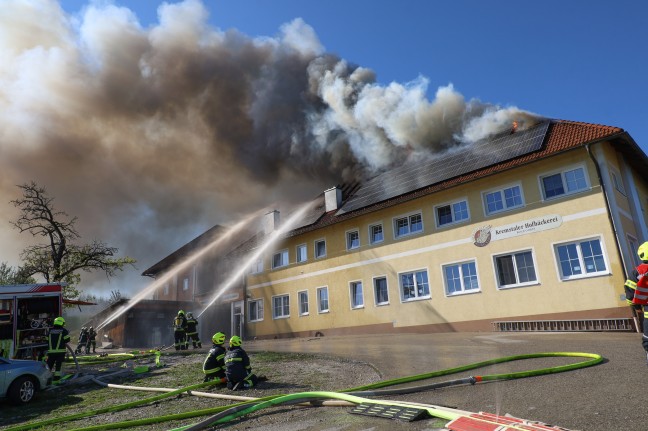 	20 Feuerwehren bei Großbrand einer Hofbäckerei in Wartberg an der Krems im Einsatz