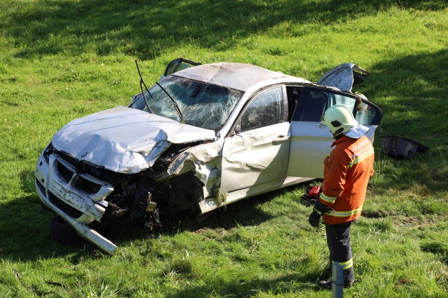 	Auto mehrmals überschlagen: Schwerer Verkehrsunfall in Schlüßlberg fordert zwei Verletzte