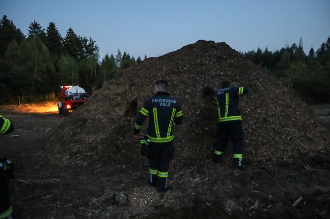 	Brandverdacht bei frischem Hackguthaufen in einem Waldgebiet in Wels-Oberthan