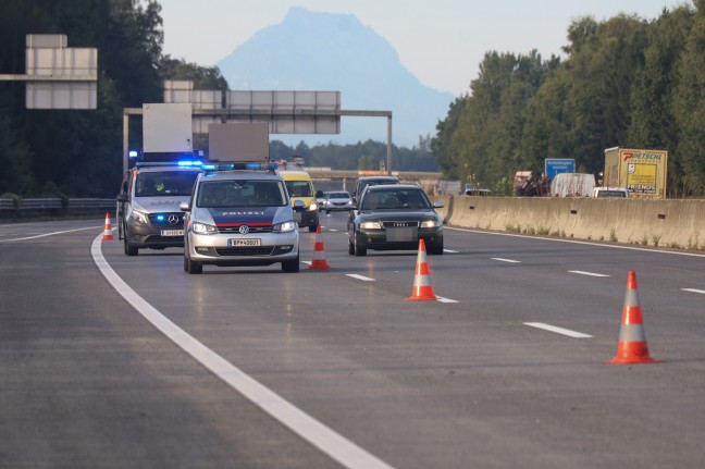	Auto bei Verkehrsunfall auf Westautobahn in Allhaming überschlagen