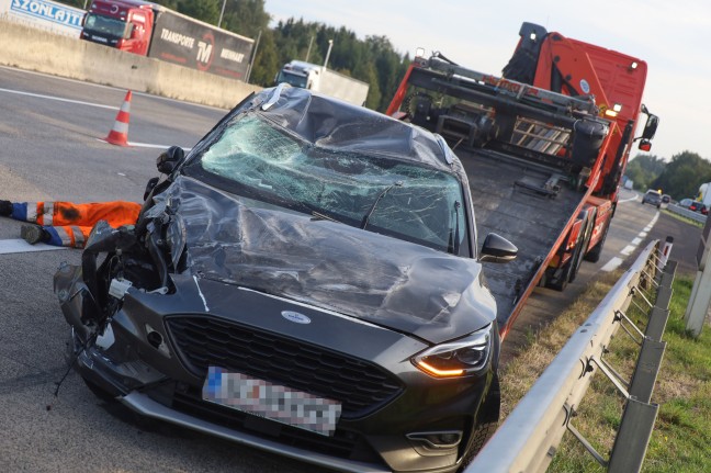 	Auto bei Verkehrsunfall auf Westautobahn in Allhaming überschlagen