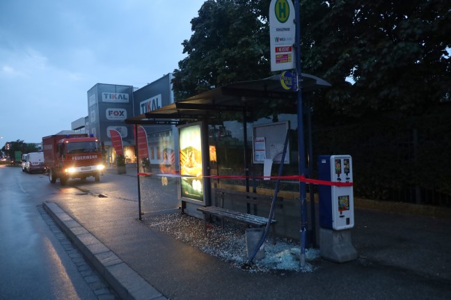 	Fahrerflucht: Buswartehäuschen in Wels-Lichtenegg schwer beschädigt