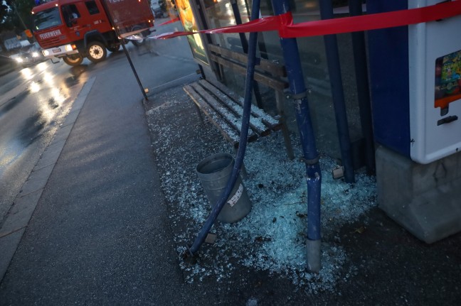 	Fahrerflucht: Buswartehäuschen in Wels-Lichtenegg schwer beschädigt