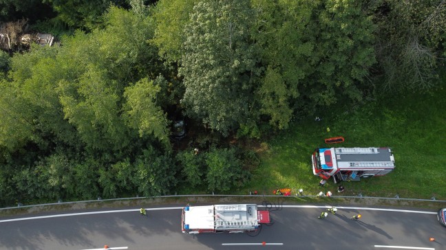 	Autolenkerin auf Hausruckstraße bei Eberschwang mit PKW in Waldböschung gestürzt