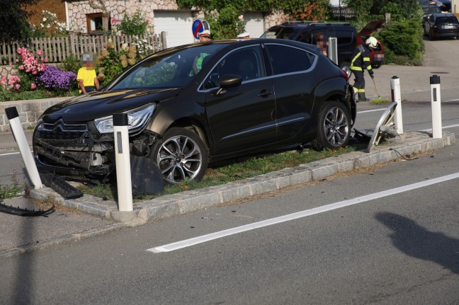 	Auto bei Verkehrsunfall auf Hausruckstraße in Ungenach auf Fahrbahnteiler gelandet