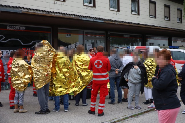 	37 Personen gerettet: Großeinsatz nach Wohnungsbrand in Mehrparteienwohnhaus in Traun
