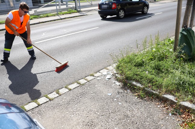 	Fahrbahnreinigung: Spiegel- und Glassplitter lagen auf Geh-, Radweg und Straße in Wels-Pernau verteilt