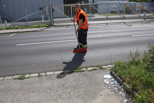 	Fahrbahnreinigung: Spiegel- und Glassplitter lagen auf Geh-, Radweg und Straße in Wels-Pernau verteilt