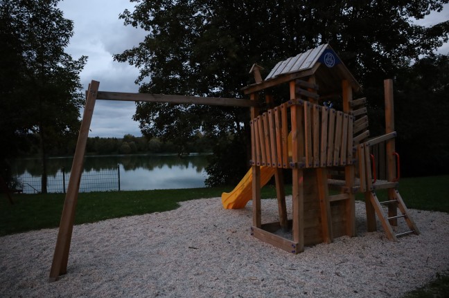 	Person steckte auf Spielplatz am Rutzinger See in Hörsching in Schaukel fest
