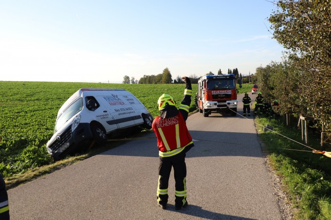 	Lenker nach Unfall bei Wilhering durch Einsatzkräfte aus umgestürztem Kleintransporter befreit