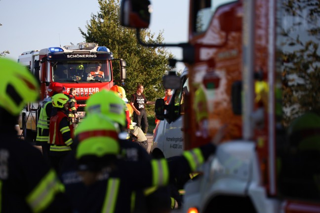 	Lenker nach Unfall bei Wilhering durch Einsatzkräfte aus umgestürztem Kleintransporter befreit