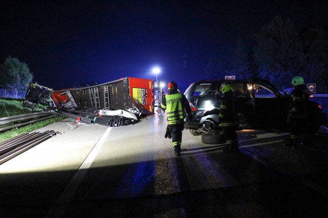 	LKW mit Stahlträgern umgestürzt: Verletzter bei schwerem Unfall auf Westautobahn bei Sattledt