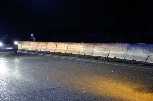 	LKW mit Stahlträgern umgestürzt: Verletzter bei schwerem Unfall auf Westautobahn bei Sattledt