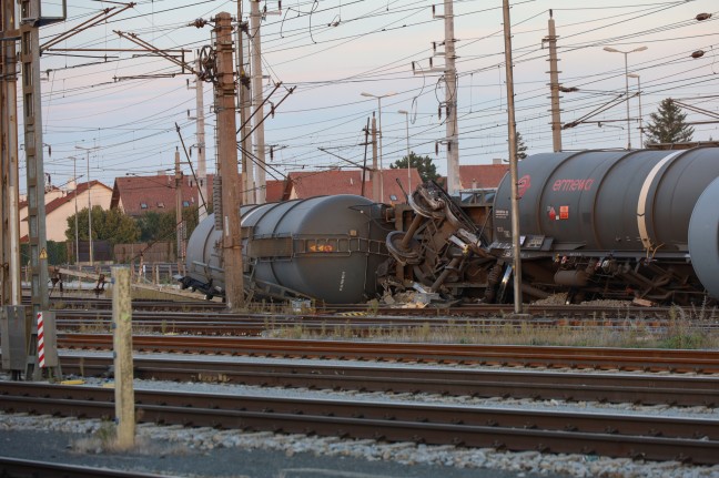 	Güterzug entgleist: Mehrere Kesselwaggons eines Güterzuges mit Gefahrstoff bei Wels entgleist