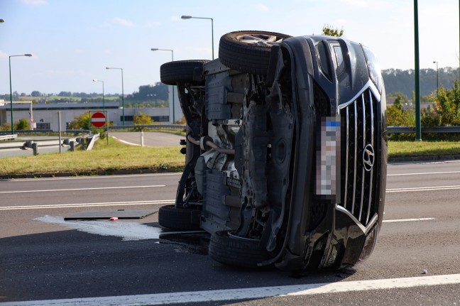 	Auto bei Abfahrt von Innkreisautobahn in Wels-Waidhausen gegen Leitschiene gekracht und umgestürzt
