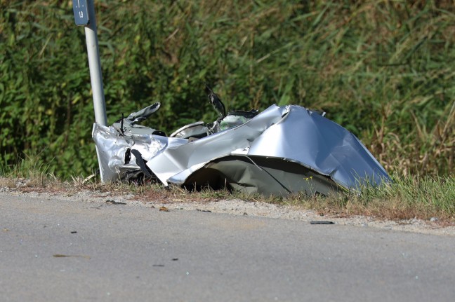 	Auto bei Verkehrsunfall in Pichl bei Wels von landwirtschaftlichem Fahrzeug aufgeschält