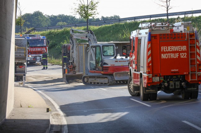 	LKW mit Betonschotter auf Eferdinger Straße bei Fraham verunfallt und umgestürzt