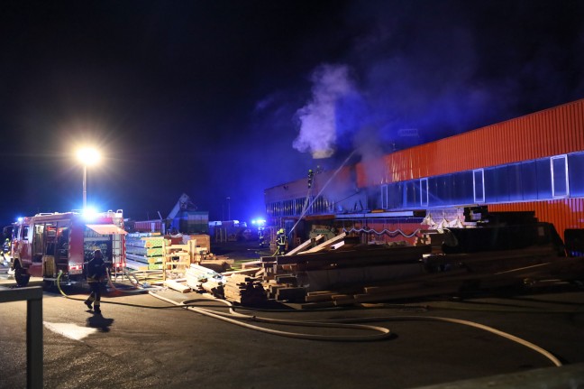	Großeinsatz bei Brand in einer Produktionshalle eines Holzverpackungsherstellers in Nußbach